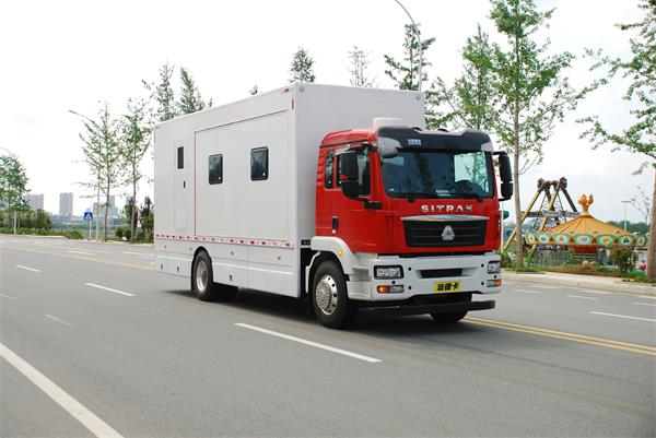 重汽汕德卡宿營車