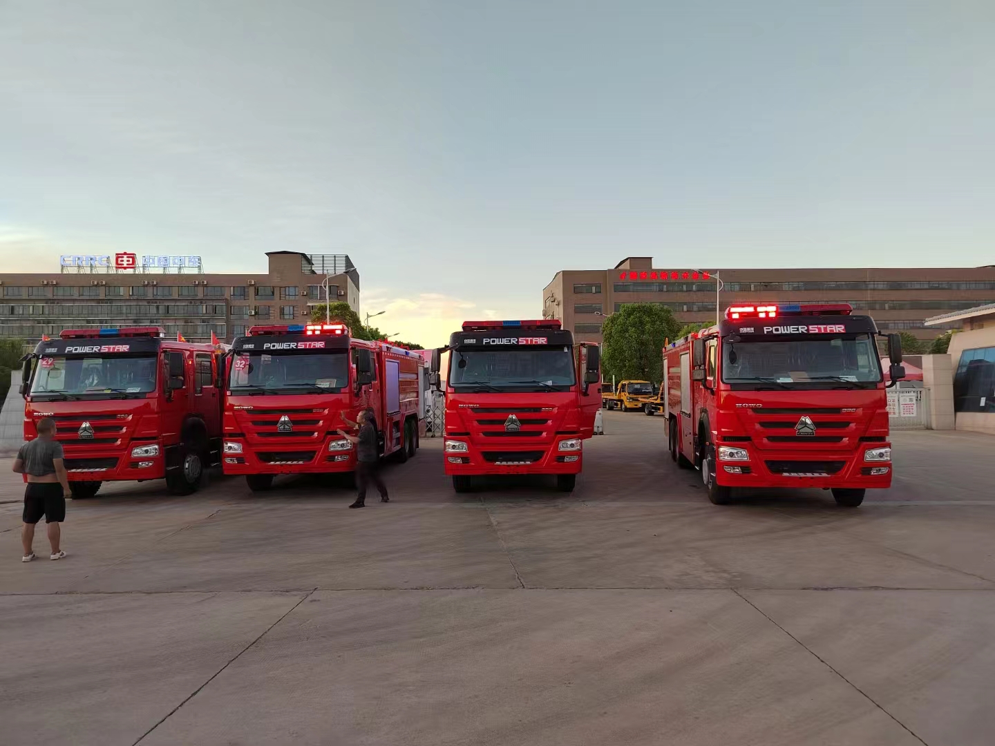 4臺重汽豪沃出口GP120干粉泡沫聯用消防車發車