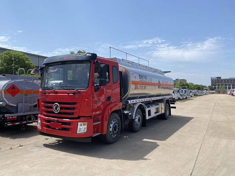 東風錦程小三軸油罐車