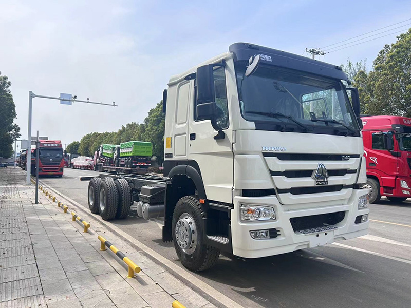 重汽豪沃后雙橋20立方出口型油罐車